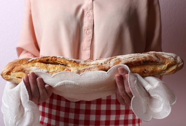 Lezzetli taze ekmeği tutan kadın, yaklaşın.