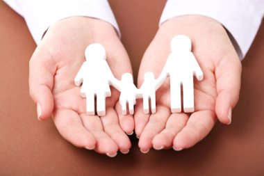 ev renk arka plan üzerinde tutan eller