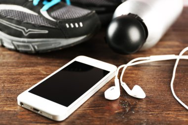 Spor ayakkabı, tablo üzerinde kulaklık