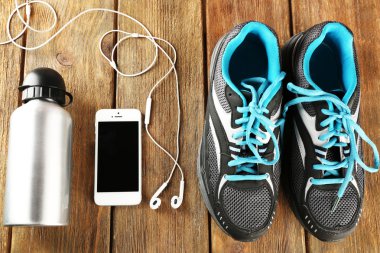 Spor ayakkabı, tablo üzerinde kulaklık