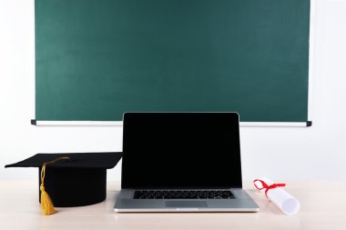 Not Defteri, diploma ve usta şapka