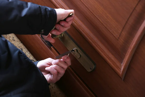 Burglar breaking into house — Stock Photo, Image