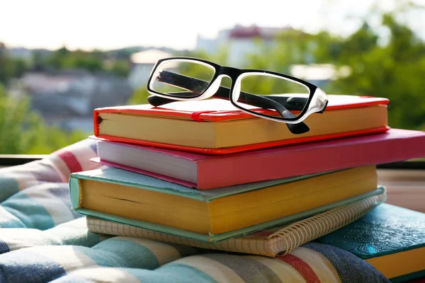 Livres et verres sur le rebord de la fenêtre de l'oreiller gros plan — Photo