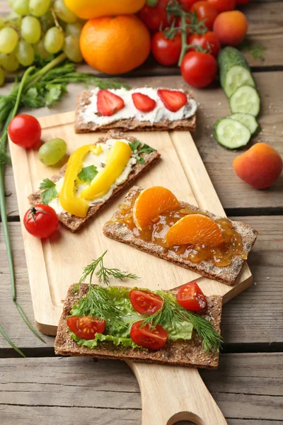 Bodegón con sándwiches vegetarianos sobre mesa de madera — Foto de Stock