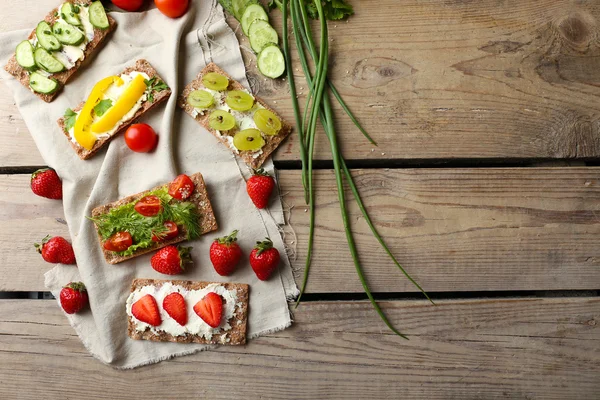 Zátiší s vegetariánské chlebíčky na dřevěný stůl — Stock fotografie