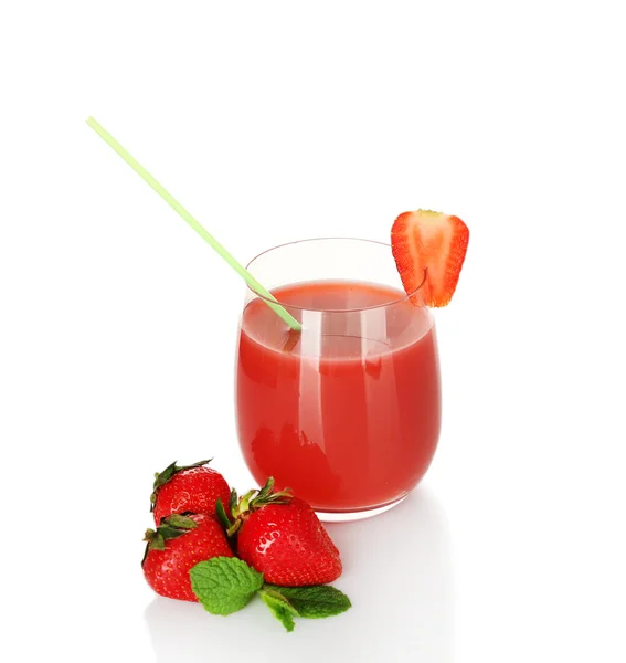 Verre de jus de fraise frais isolé sur blanc — Photo