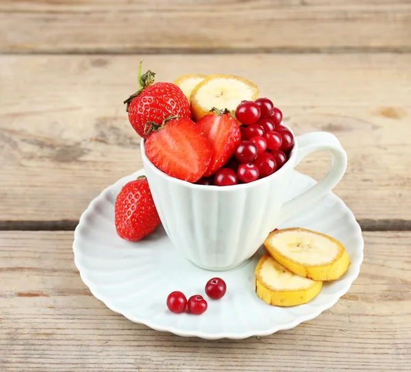 Beker van dessert met vers fruit — Stockfoto