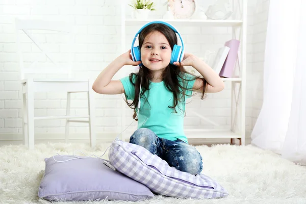 Κορίτσι που ακούει μουσική — Φωτογραφία Αρχείου