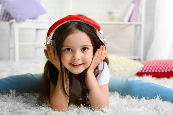 Menina ouvindo música — Fotografia de Stock