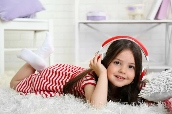音楽を聴く少女 — ストック写真