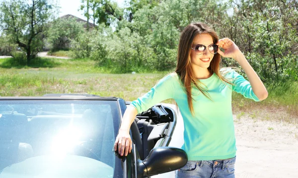 Jolie fille debout près de cabriolet, à l'extérieur — Photo