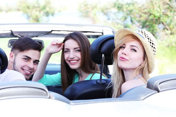 Tres amigos en cabriolet, al aire libre — Foto de Stock