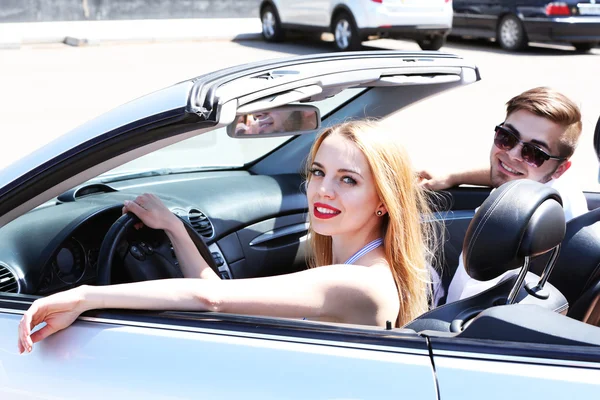 Parejas jóvenes en cabriolet, al aire libre —  Fotos de Stock