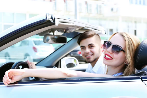 Young couple in cabriolet, outdoors — Stock Photo, Image