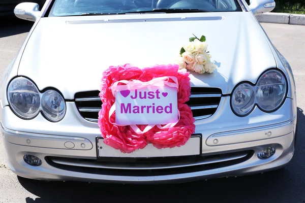Gray wedding cabriolet, outdoors — Stock Photo, Image