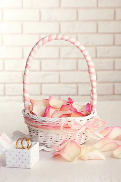 Wedding basket with roses petals — Stock Photo, Image