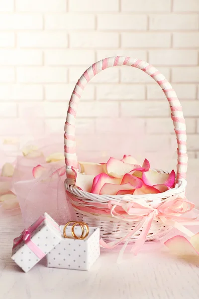 Hochzeitskorb mit Rosenblättern — Stockfoto