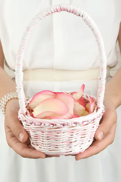 Girl holding  basket of flowers — Stock Photo, Image