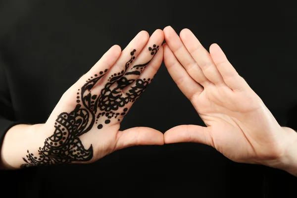 Henna auf weiblicher Hand — Stockfoto