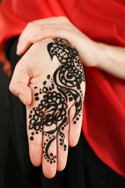 Henna στο γυναικείο χέρι — Φωτογραφία Αρχείου