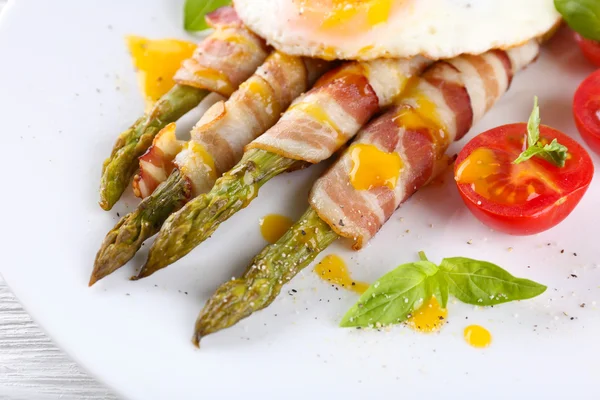 Dish of asparagus with bacon — Stock Photo, Image