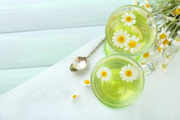 Chamomile tea with chamomile flowers — Stock Photo, Image