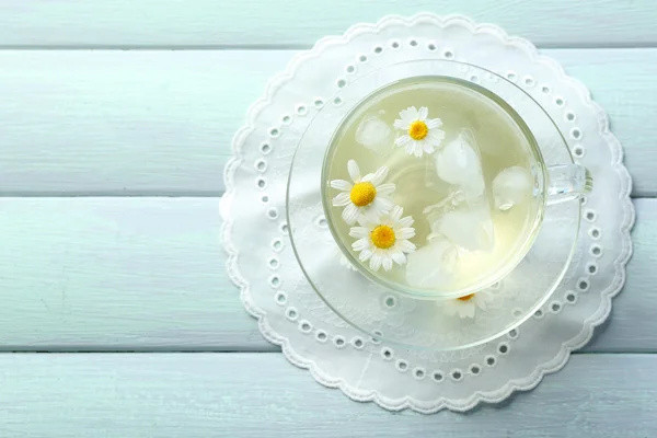 Ромашковый чай с ромашковыми цветами — стоковое фото