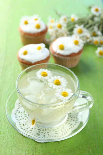 Chamomile tea with chamomile flowers — Stock Photo, Image