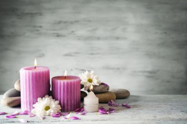 mumlar ve spa taşlar ahşap arka plan üzerinde güzel kompozisyonu