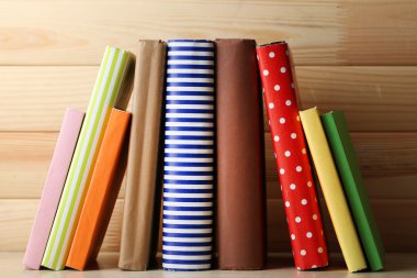 kitap raf, ahşap arka plan üzerinde yakın çekim