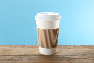 Kağıt bardak mavi zemin üzerine ahşap tablo