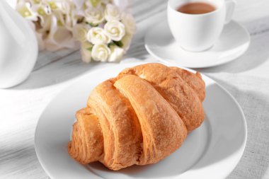 Tablo yakın çekim üzerinde plaka üzerinde lezzetli ay çöreği