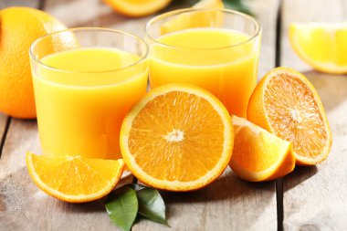 Tablo yakın çekim üzerinde portakal suyu