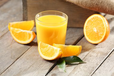 Tablo yakın çekim üzerinde portakal suyu