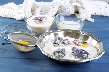 yumurta akı ve şeker, renk ahşap arka plan üzerinde mor çiçek yapımı şekerlenmiş