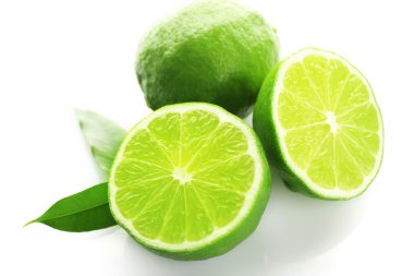 dilimlenmiş taze limes beyaz izole