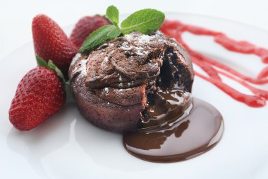 çilek beyaz tabakta, closeup ile Çikolatalı fondan