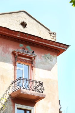 Eski mavi gökyüzü arka plan üzerinde bina cephe