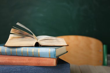 kitap üstünde okul sırası, tahta zemin üzerine yığını