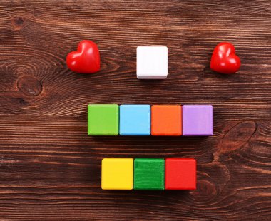 renkli küpler ahşap arka plan üzerinde yazıtlar için