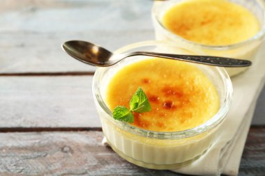 Creme brulee tatlısı peçeteye renk ahşap arka plan üzerinde