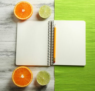 tarif kitabı, peçete ahşap arka plan üzerine açık