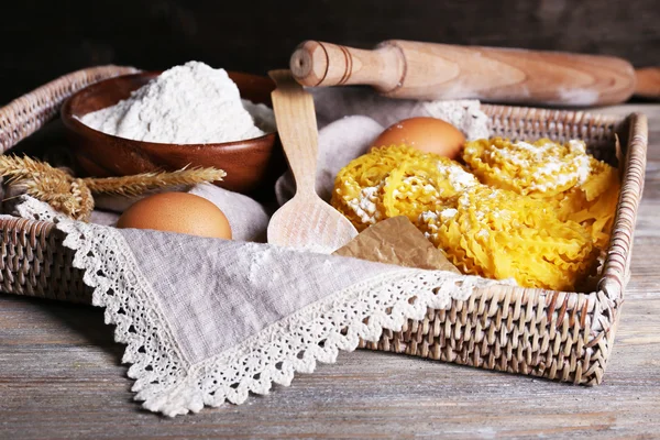 Still life of preparing pasta on rustic wooden background — Stock Photo, Image