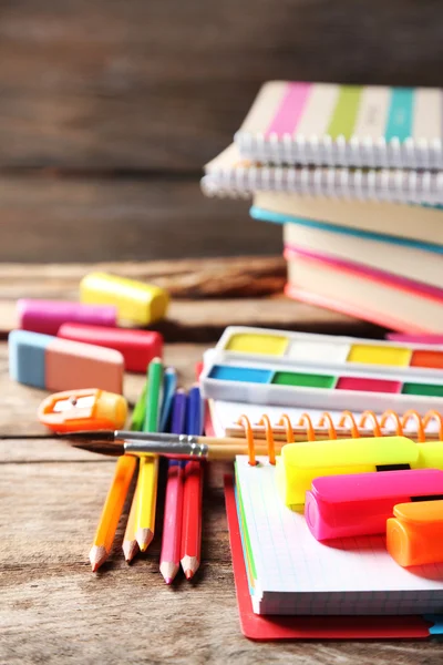 Heldere school briefpapier op oude houten tafel — Stockfoto