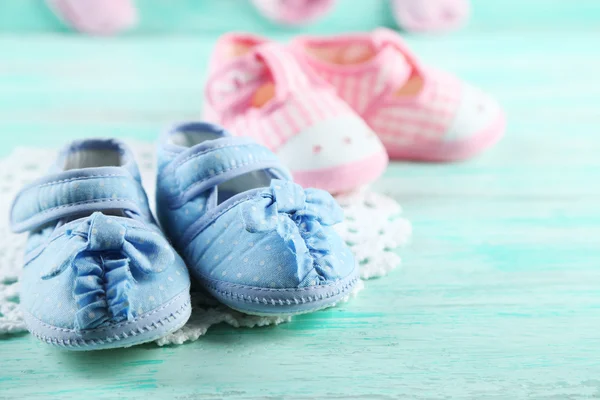 Cute toddler shoes and socks on wooden background — Stock Photo, Image