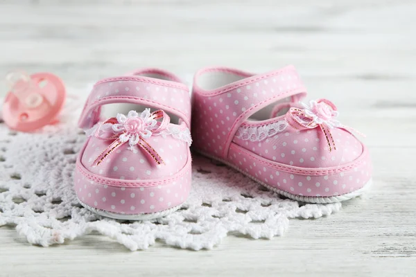 Rosa scarpe bambino su sfondo di legno — Foto Stock