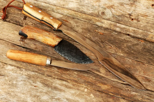 Охотничьи ножи на деревянном фоне — стоковое фото