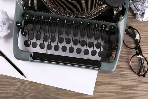 Retro-Schreibmaschine auf Holztisch, Draufsicht — Stockfoto