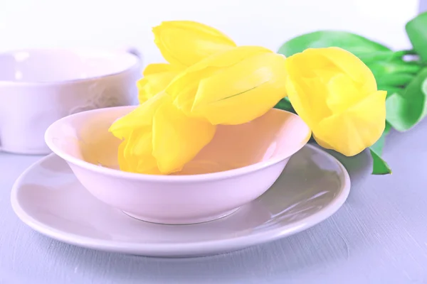 Ajuste de mesa con flores, primer plano — Foto de Stock