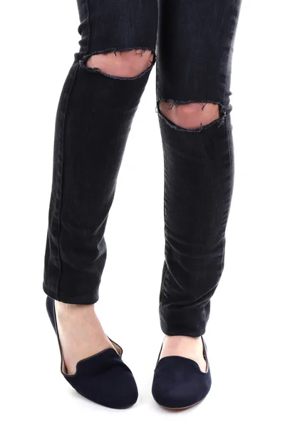 Žena v roztrhané džíny na kolena a boty izolovaných na bílém — Stock fotografie